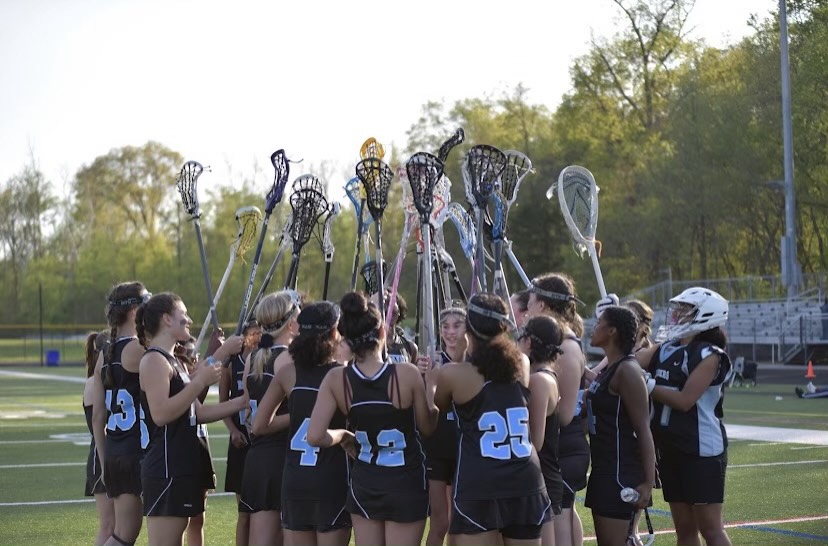 Girls+Lacrosse+team+huddle.+Image+courtesy+of+Larissa+Olson
