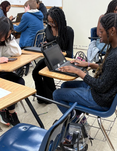 Students working on chromebooks in Mr. Ellison's class 